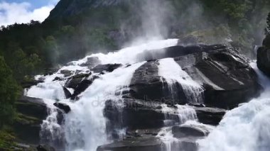 Yaz aylarında nehir dağ, şelale