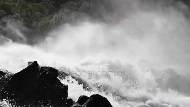 Водоспад на гірській річці влітку — стокове відео