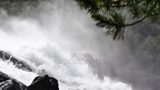 Cascada en el río de montaña en verano — Vídeo de stock