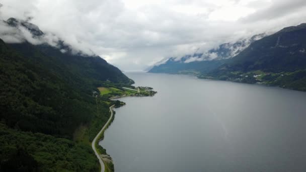 Vista al fiordo y el agua desde el dron al aire Noruega — Vídeos de Stock