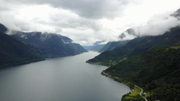 Uitzicht op Fjord en water vanaf drone op lucht Noorwegen — Stockvideo