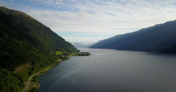 Vista para o fiorde e água do drone no ar Noruega — Vídeo de Stock