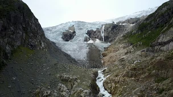 Blå is glaciären front. Buer glaciär, Norge från luftvy från drone — Stockvideo