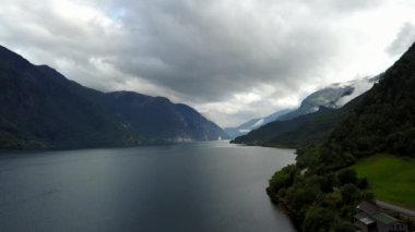 Dron üzerinde air Norveç fiyord ve su görünümü