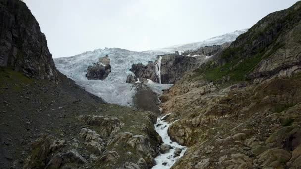 Niebieski Lód glacier przodu. Buer lodowiec, Norwegia z powietrza widok od drone — Wideo stockowe