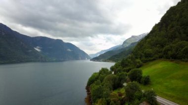 Dron üzerinde air Norveç fiyord ve su görünümü