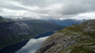Hava Norveç tarihinde dron'un üzerinden fiyort ve su Trolltunga yakınındaki görüntülemek