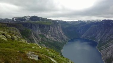 Hava Norveç tarihinde dron'un üzerinden fiyort ve su Trolltunga yakınındaki görüntülemek
