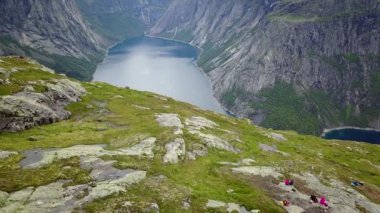 Hava Norveç tarihinde dron'un üzerinden fiyort ve su Trolltunga yakınındaki görüntülemek