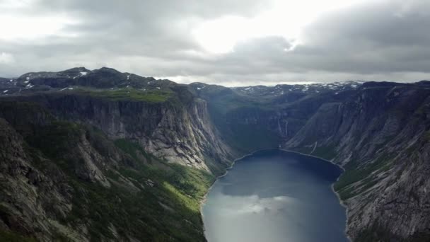 Blick in der Nähe von Trolltunga auf den Fjord und Wasser von der Drohne auf Luftnorwegen — Stockvideo