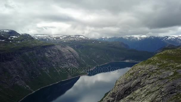 Vista vicino Trolltunga al fiordo e acqua dal drone in onda Norvegia — Video Stock