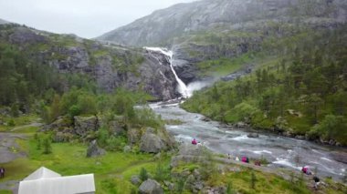 Şelale Norveç dağlarında dron görünümünden Hava yağmurlu hava