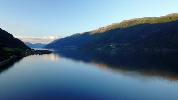 Vue sur le fjord et l'eau du drone sur l'air Norvège — Video
