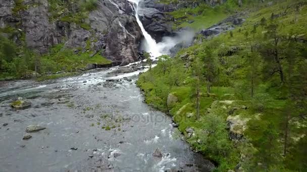 Wodospad w górach Norwegii w deszczu z powietrza widok od drone — Wideo stockowe