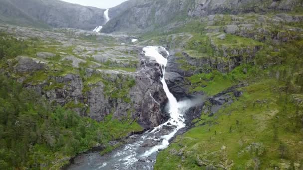 Vattenfall i bergen i Norge i regnigt väder från luftvy från drone — Stockvideo