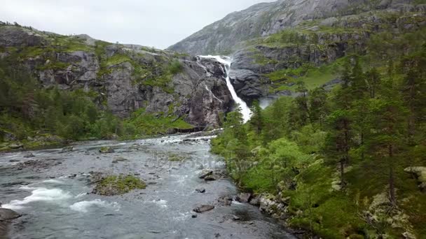 Waterval in de bergen van Noorwegen in de regen uit de lucht uitzicht vanaf drone — Stockvideo