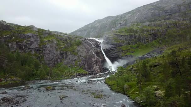 Vattenfall i bergen i Norge i regnigt väder från luftvy från drone — Stockvideo