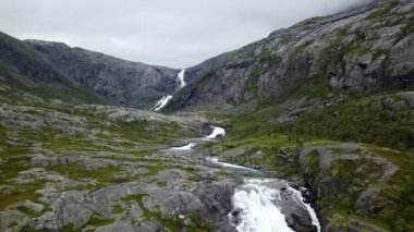 Şelale Norveç dağlarında dron görünümünden Hava yağmurlu hava