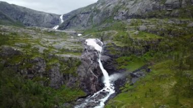 Şelale Norveç dağlarında dron görünümünden Hava yağmurlu hava