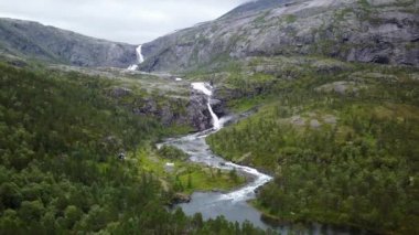 Şelale Norveç dağlarında dron görünümünden Hava yağmurlu hava