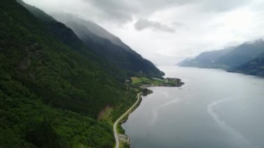 Dron üzerinde air Norveç fiyord ve su görünümü