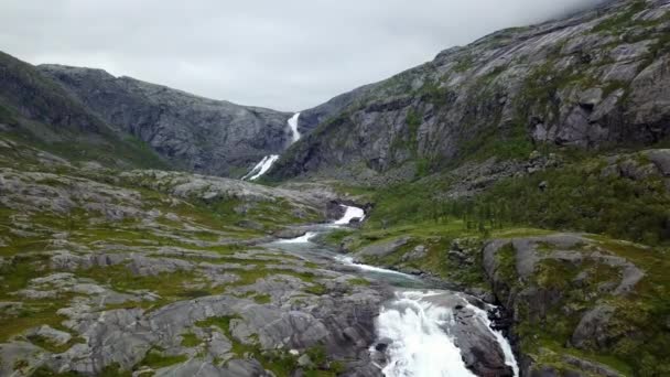 ドローンから空気ビューから雨の日ノルウェーの山の中の滝 — ストック動画