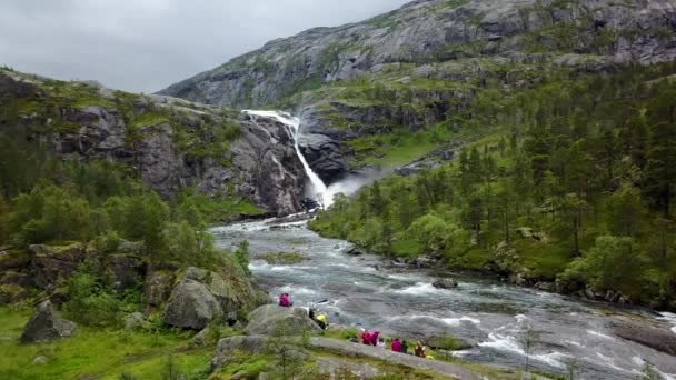 Wasserfall in den Bergen Norwegens bei regnerischem Wetter aus der Luft von der Drohne aus — Stockvideo