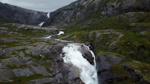 Vattenfall i bergen i Norge i regnigt väder från luftvy från drone — Stockvideo