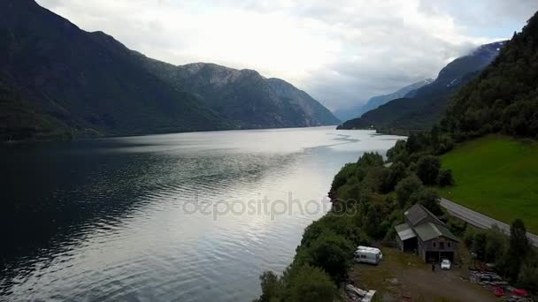 Widok na fiord i wodę z drona na powietrza Norwegia — Wideo stockowe