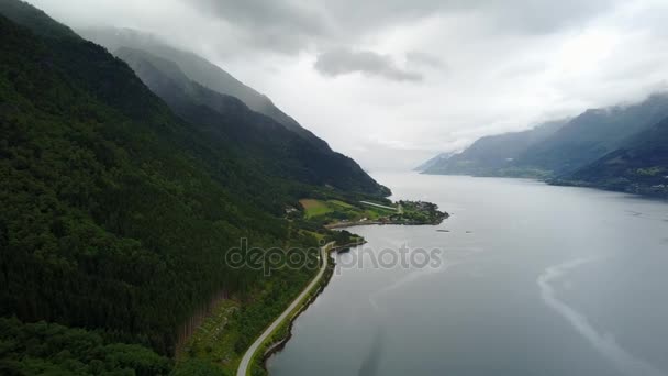 Θέα στα φιόρδ και το νερό από drone στον αέρα Νορβηγία — Αρχείο Βίντεο