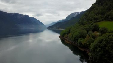 Norveç - açık hava tarihinde dron'un sudan ideal fiyort yansıması