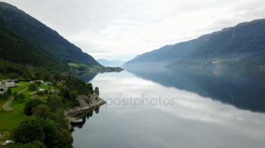 Norveç - açık hava tarihinde dron'un sudan ideal fiyort yansıması