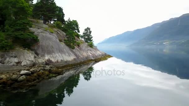Norsko - ideální fjordu odraz v čisté vodě z dron na vzduchu — Stock video