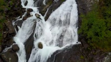 Şelale Norveç dağlarında dron görünümünden Hava yağmurlu hava