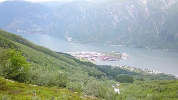 Vista para o fiorde e água do drone no ar Noruega — Vídeo de Stock