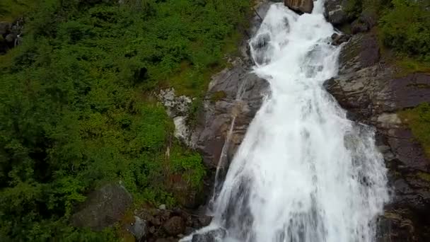 Cascada en las montañas de Noruega en tiempo lluvioso desde la vista aérea desde el dron — Vídeo de stock