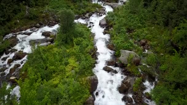 Cachoeira nas montanhas da Noruega em clima chuvoso da vista aérea do drone — Vídeo de Stock