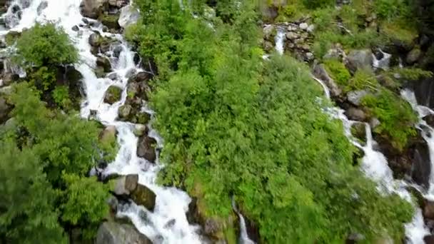 Cascade dans les montagnes de Norvège par temps pluvieux de l'air vue du drone 
