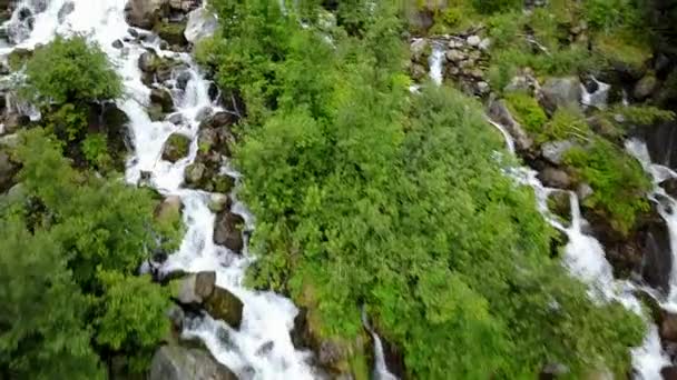 Vattenfall i bergen i Norge i regnigt väder från luftvy från drone — Stockvideo