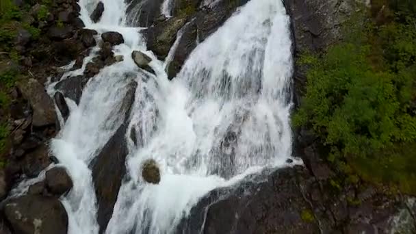 Cascata nelle montagne della Norvegia in caso di pioggia vista dall'aria dal drone — Video Stock