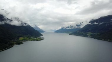 Dron üzerinde air Norveç fiyord ve su görünümü