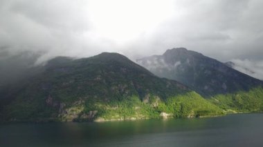 Dron üzerinde air Norveç fiyord ve su görünümü