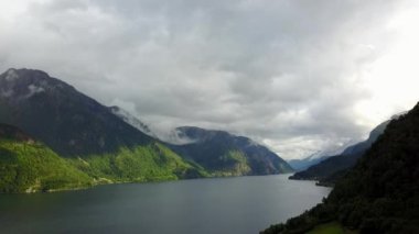 Dron üzerinde air Norveç fiyord ve su görünümü