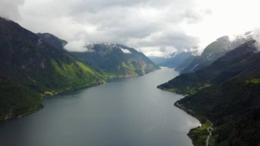 Dron üzerinde air Norveç fiyord ve su görünümü