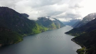 Dron üzerinde air Norveç fiyord ve su görünümü