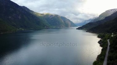 Dron üzerinde air Norveç fiyord ve su görünümü