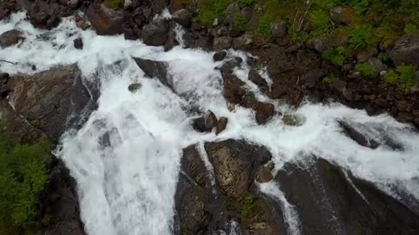 Vattenfall i bergen i Norge i regnigt väder från luftvy från drone — Stockvideo