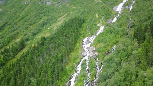 Cascada en las montañas de Noruega en tiempo lluvioso desde la vista aérea desde el dron — Vídeos de Stock