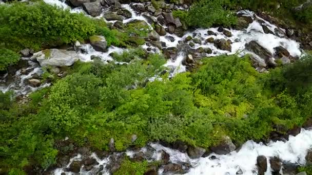 Vesiputous Norjan vuoristossa sateinen sää ilman näkymä drone — kuvapankkivideo
