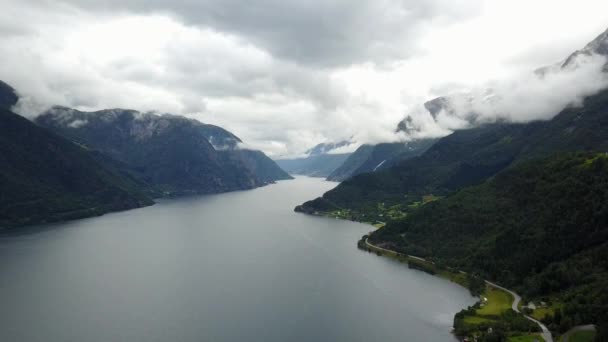 Uitzicht op Fjord en water vanaf drone op lucht Noorwegen — Stockvideo